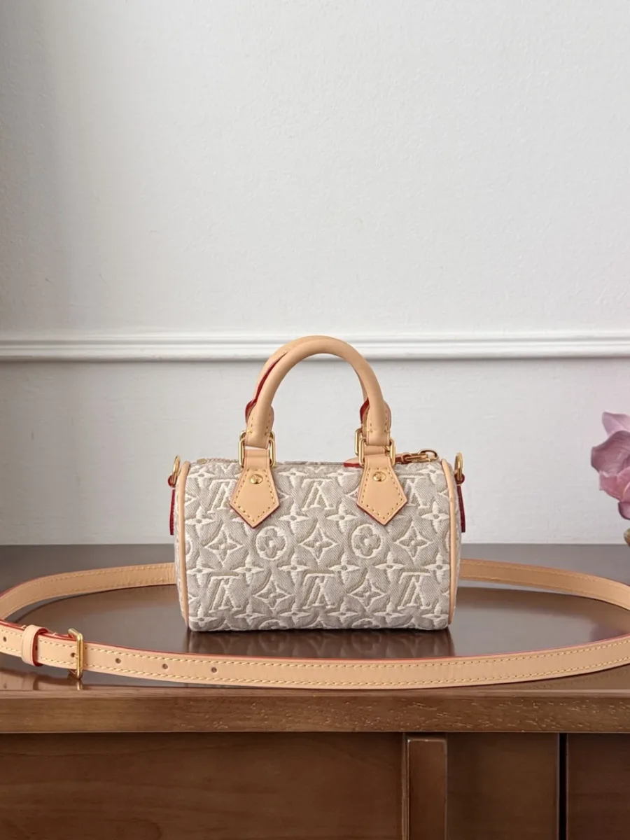 Бежевая сумка Louis Vuitton Nano Speedy с длинным кожаным ремнем