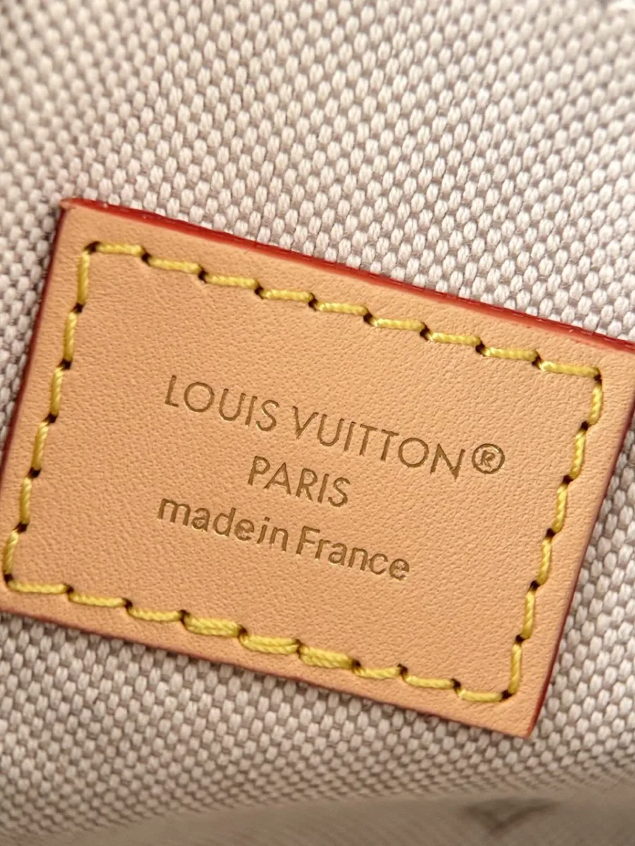 Кожаная нашивка с тиснением Louis Vuitton Paris внутри сумки