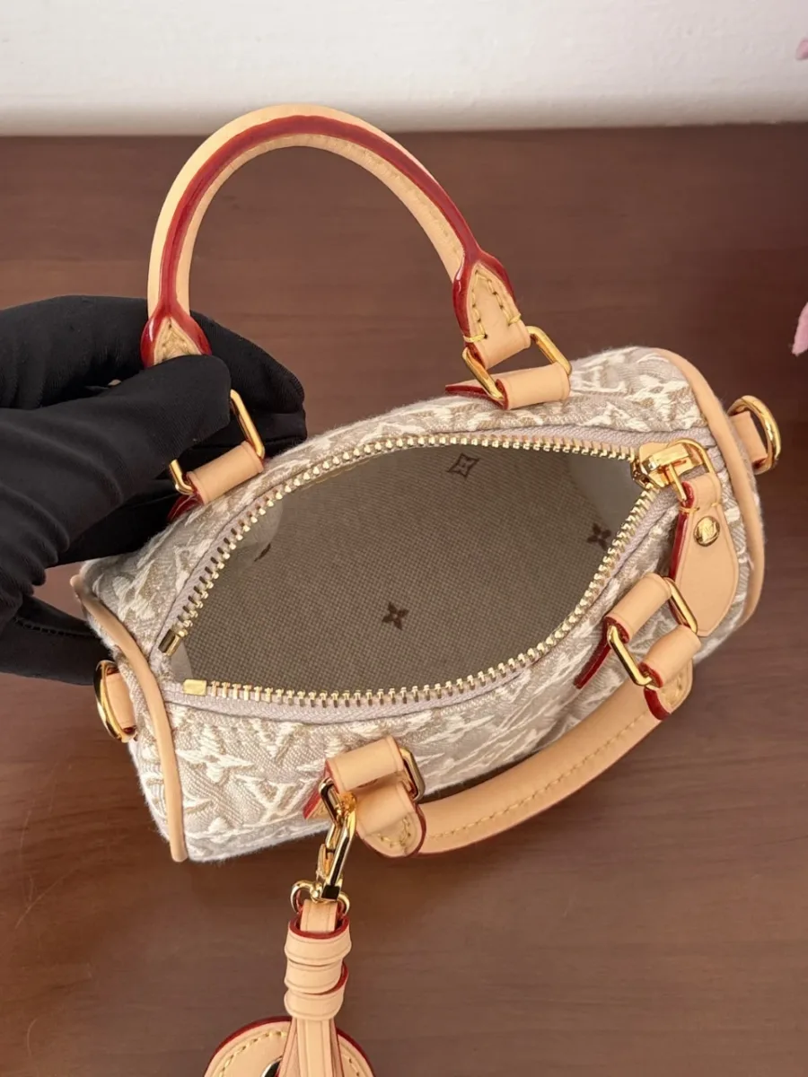 Вид сверху на открытое внутреннее отделение сумки Louis Vuitton