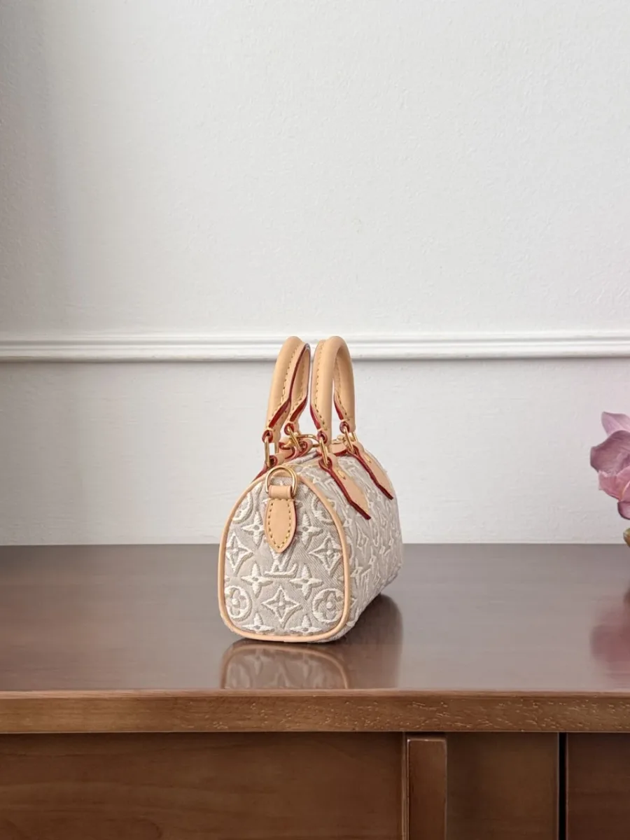 Вид сбоку на бежевую сумку Louis Vuitton Nano Speedy