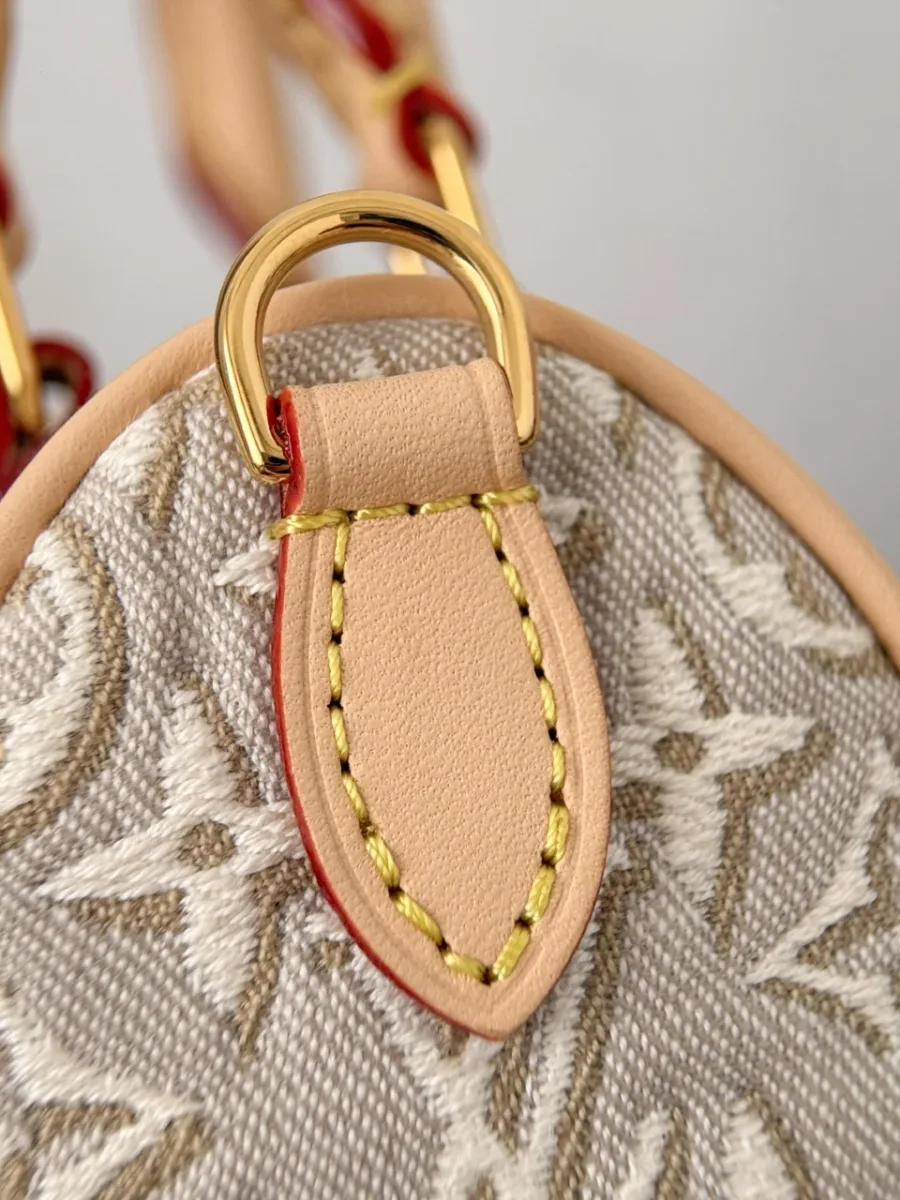 Крупный план кожаного крепления для ремня на сумке Louis Vuitton