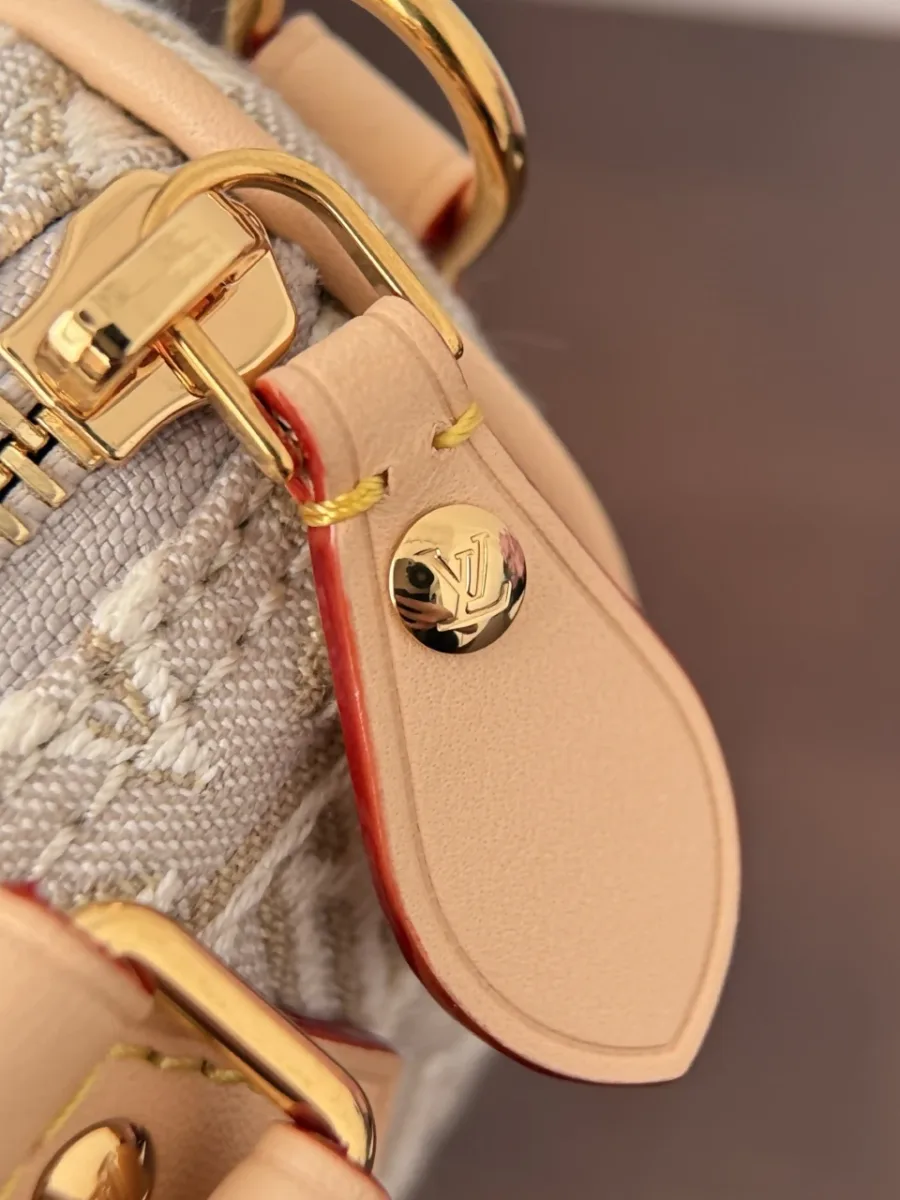 Деталь застежки-молнии и кожаного пуллера сумки Louis Vuitton