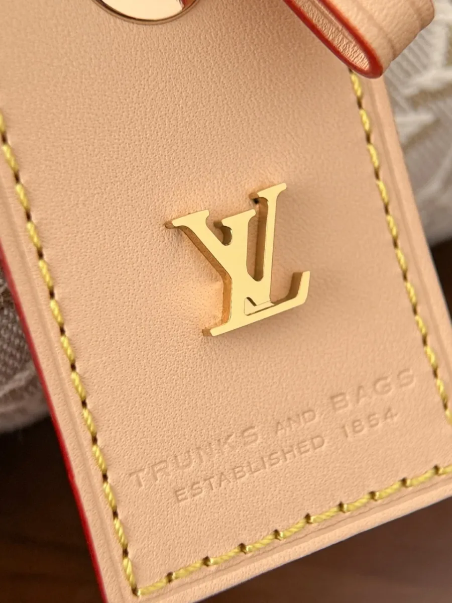 Кожаная багажная бирка с золотистым логотипом Louis Vuitton