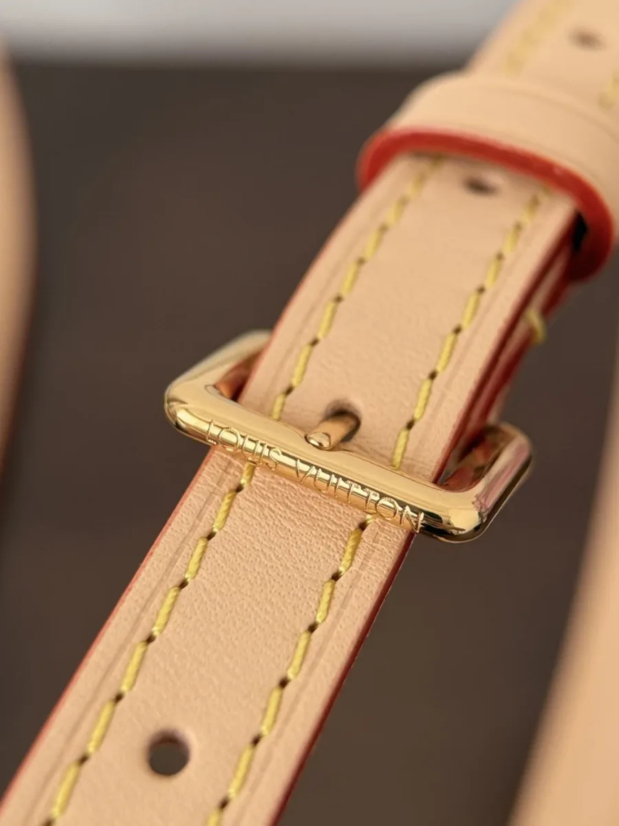 Крупный план пряжки на кожаном плечевом ремне Louis Vuitton
