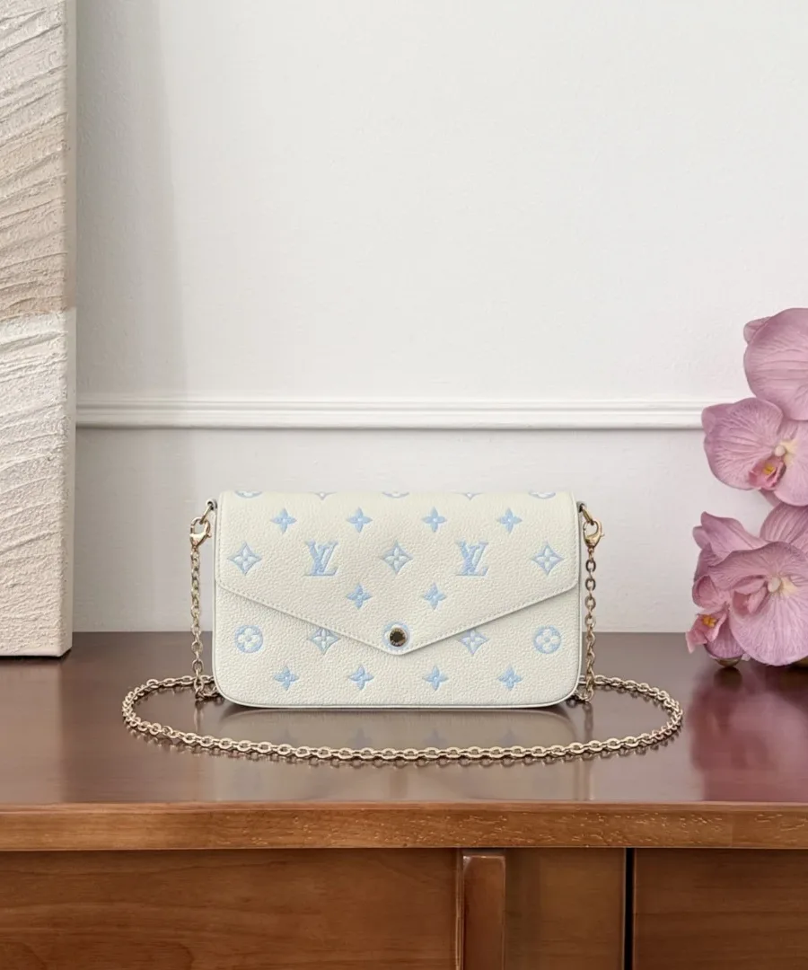 Белая сумка-конверт Pochette Félicie с голубым узором Monogram, вид спереди