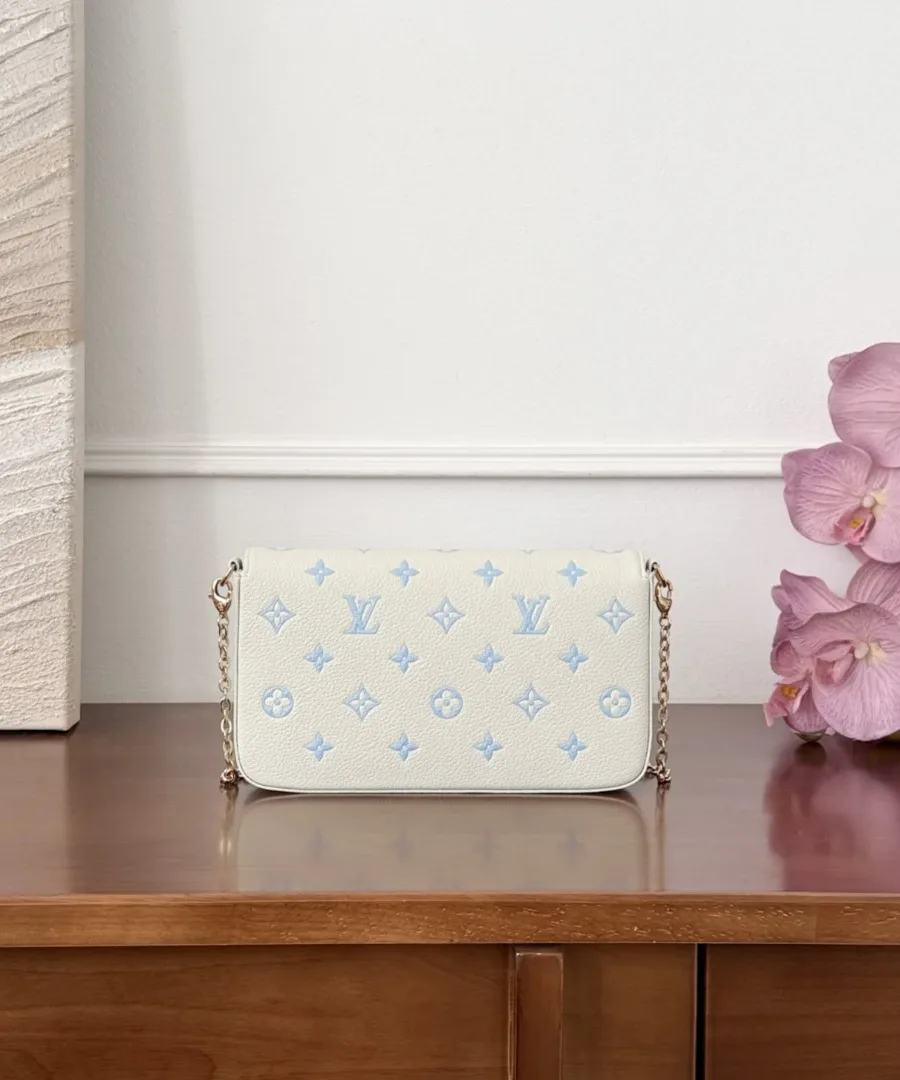 Задняя сторона белой сумки Pochette Félicie с голубым тиснением Monogram