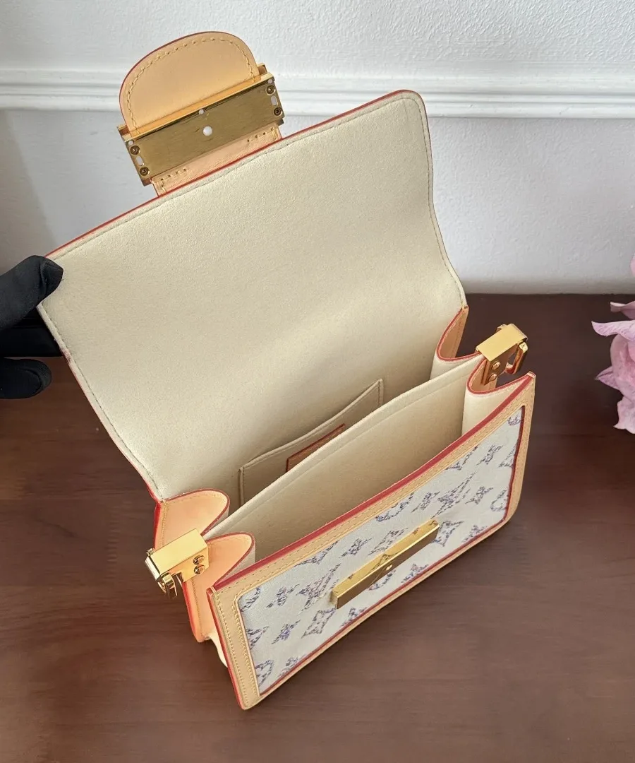 Открытая сумка Louis Vuitton Dauphine Mini, вид сверху на внутренние отделения.