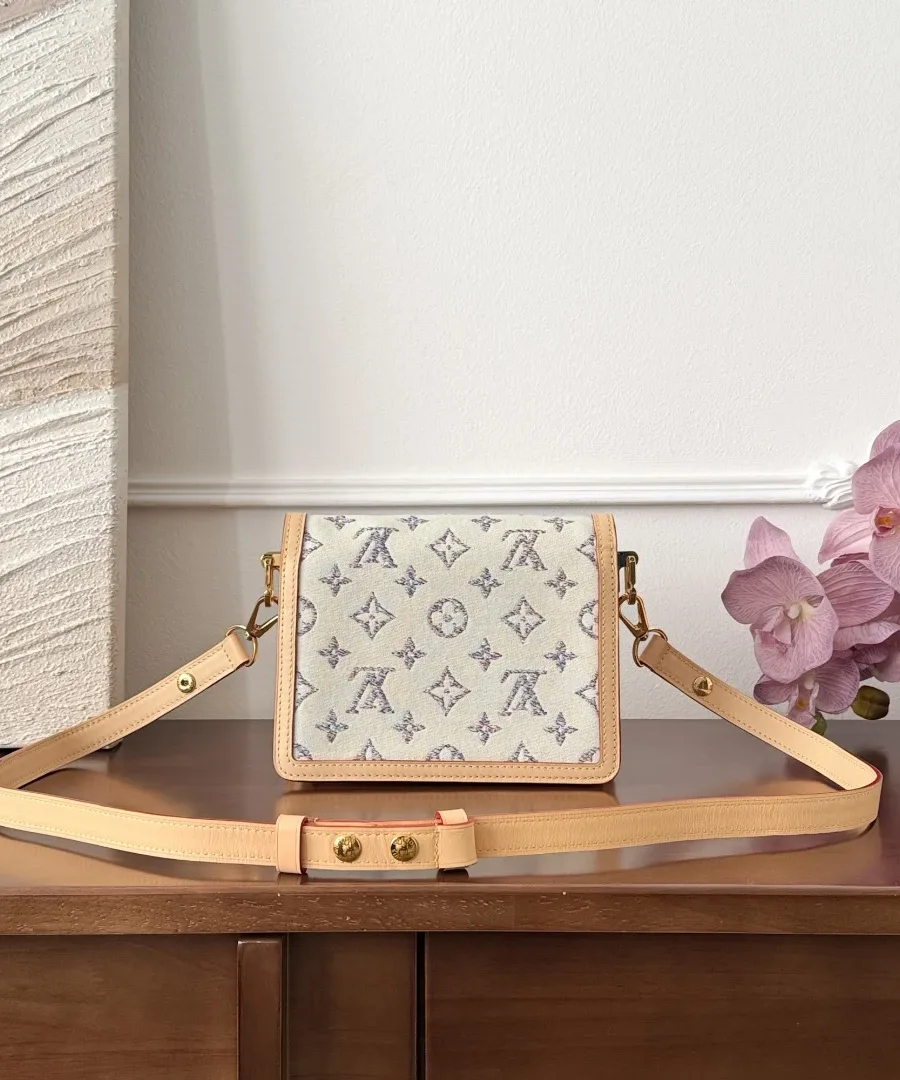 Сумка Louis Vuitton Dauphine Mini с прикрепленным длинным кожаным ремнем.