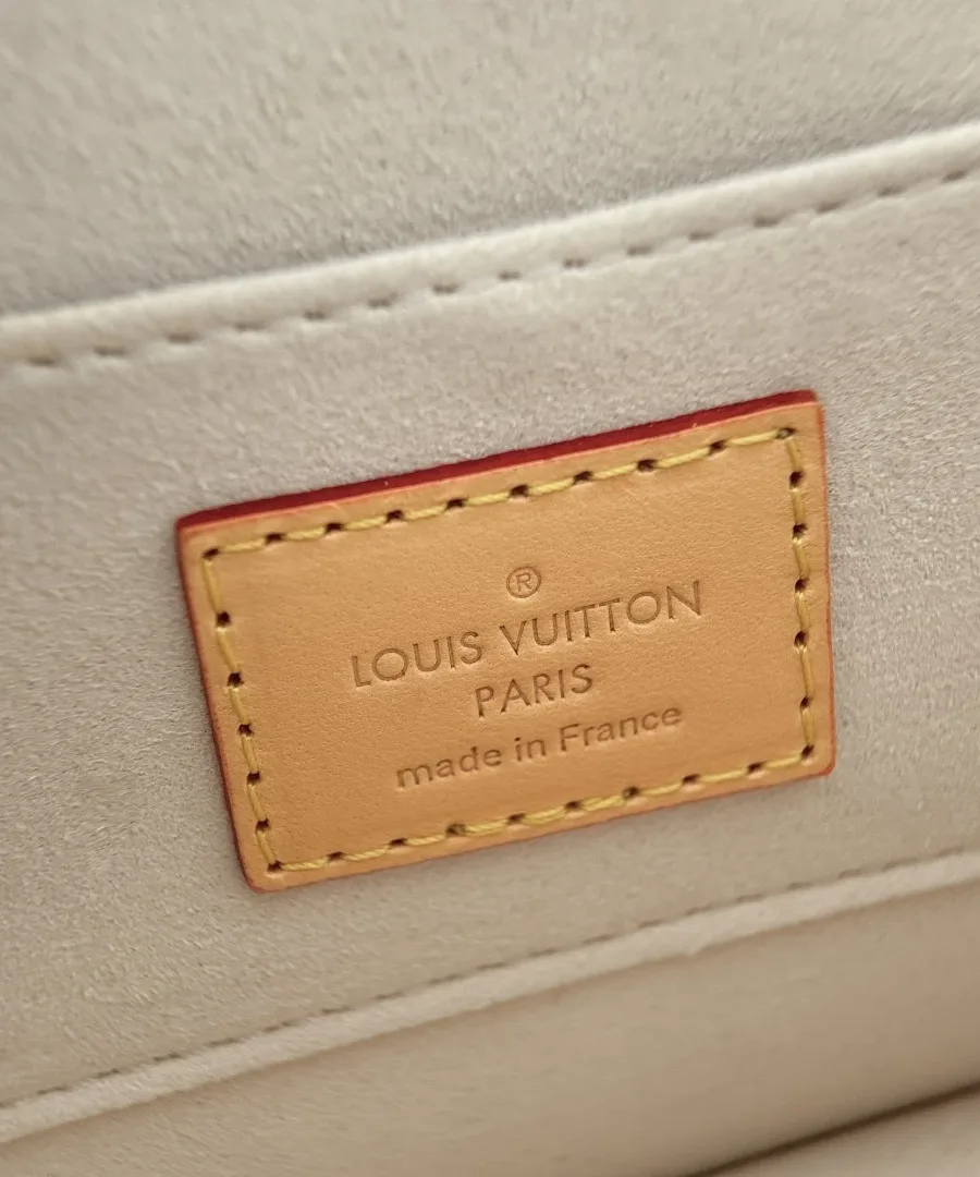 Внутренняя кожаная нашивка с тиснением Louis Vuitton Paris made in France.