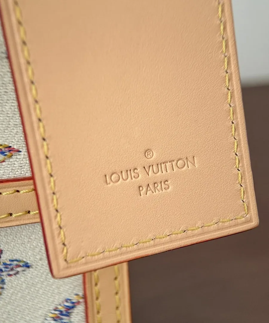 Кожаный багажный тег бежевого цвета с тиснением Louis Vuitton Paris.