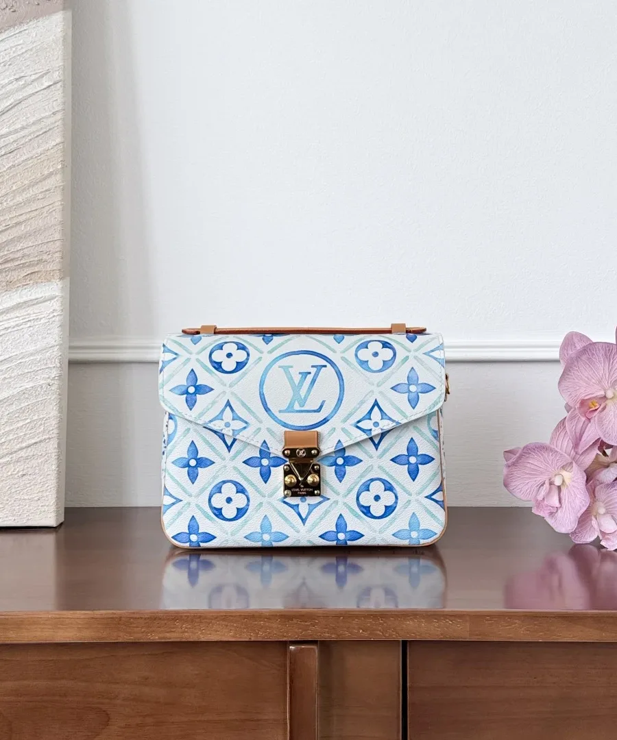 Сумка Louis Vuitton Pochette Métis бело-синего цвета с акварельным узором, вид спереди