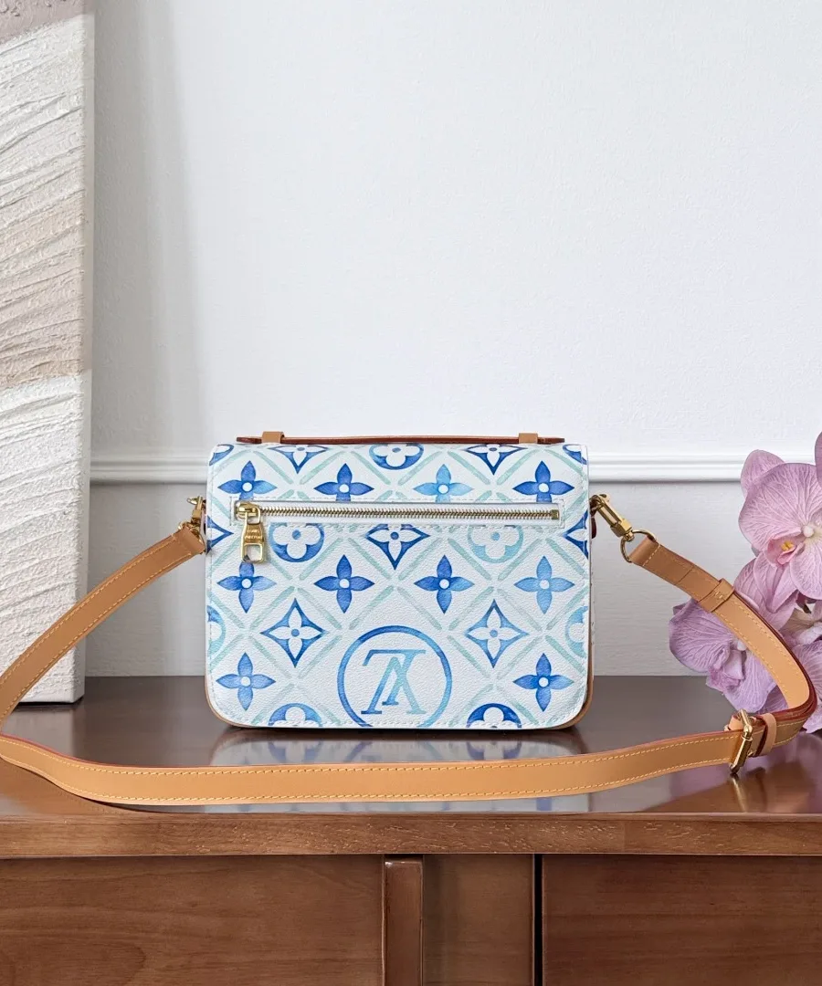 Бело-синяя сумка Louis Vuitton Pochette Métis с кожаным плечевым ремнем, вид сзади