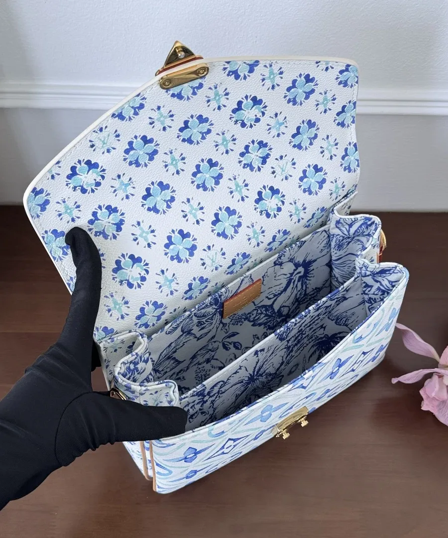 Открытая сумка Louis Vuitton Pochette Métis, видны внутренние отделения с цветочной подкладкой