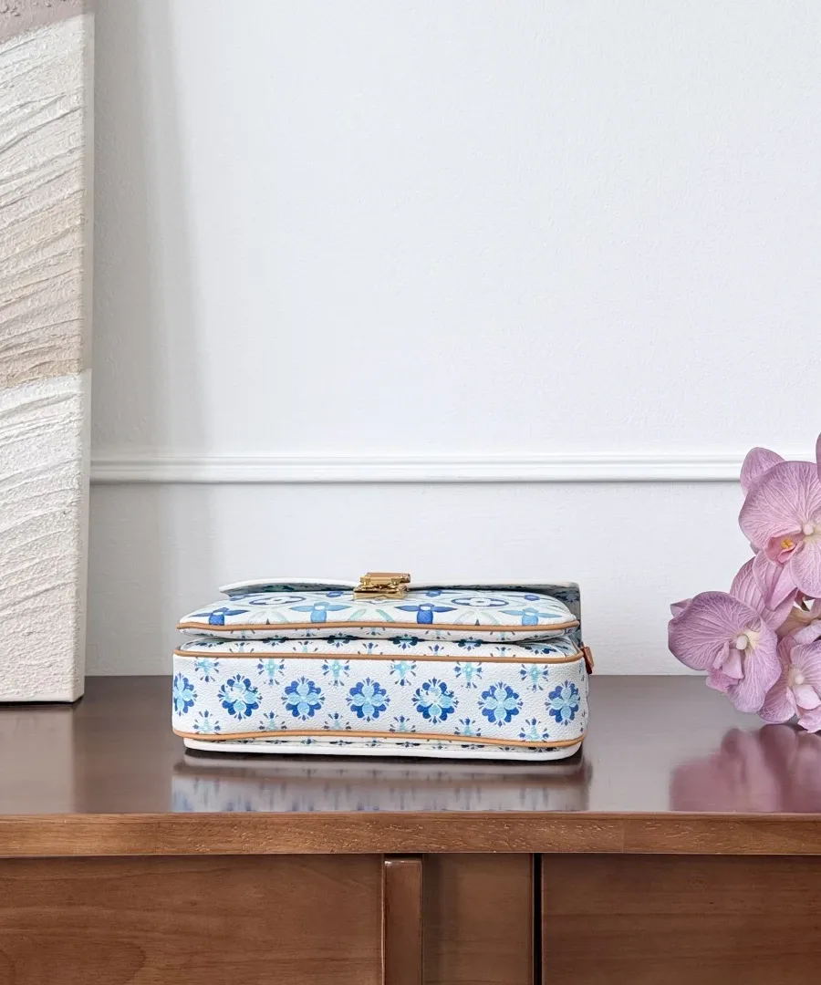 Сумка Louis Vuitton Pochette Métis с акварельным узором, вид снизу
