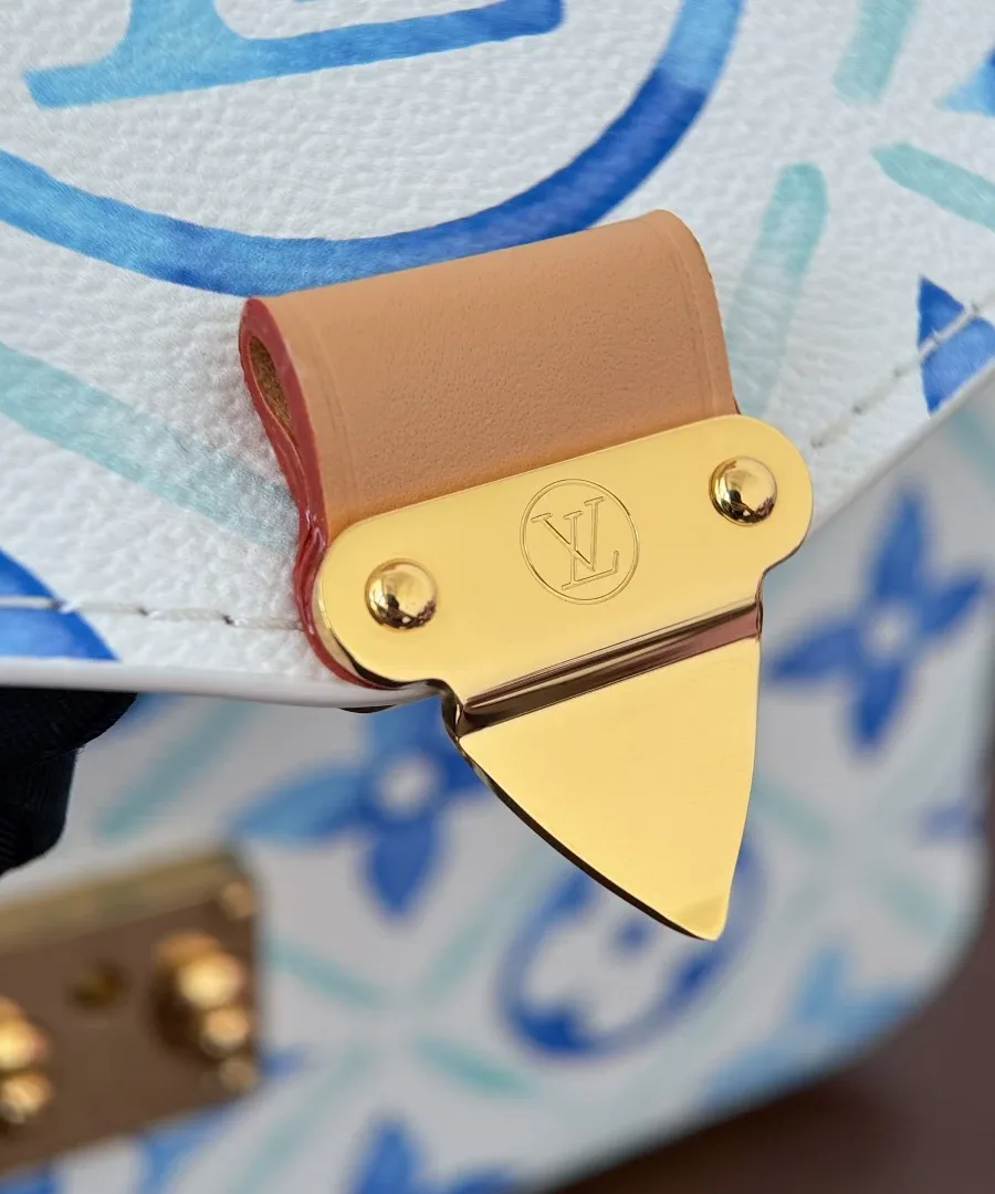 Крупный план золотистого замка S-lock на клапане сумки Louis Vuitton