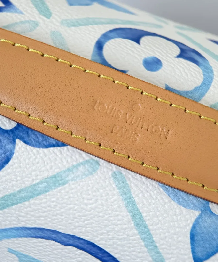 Крупный план кожаной ручки сумки Louis Vuitton с тиснением бренда