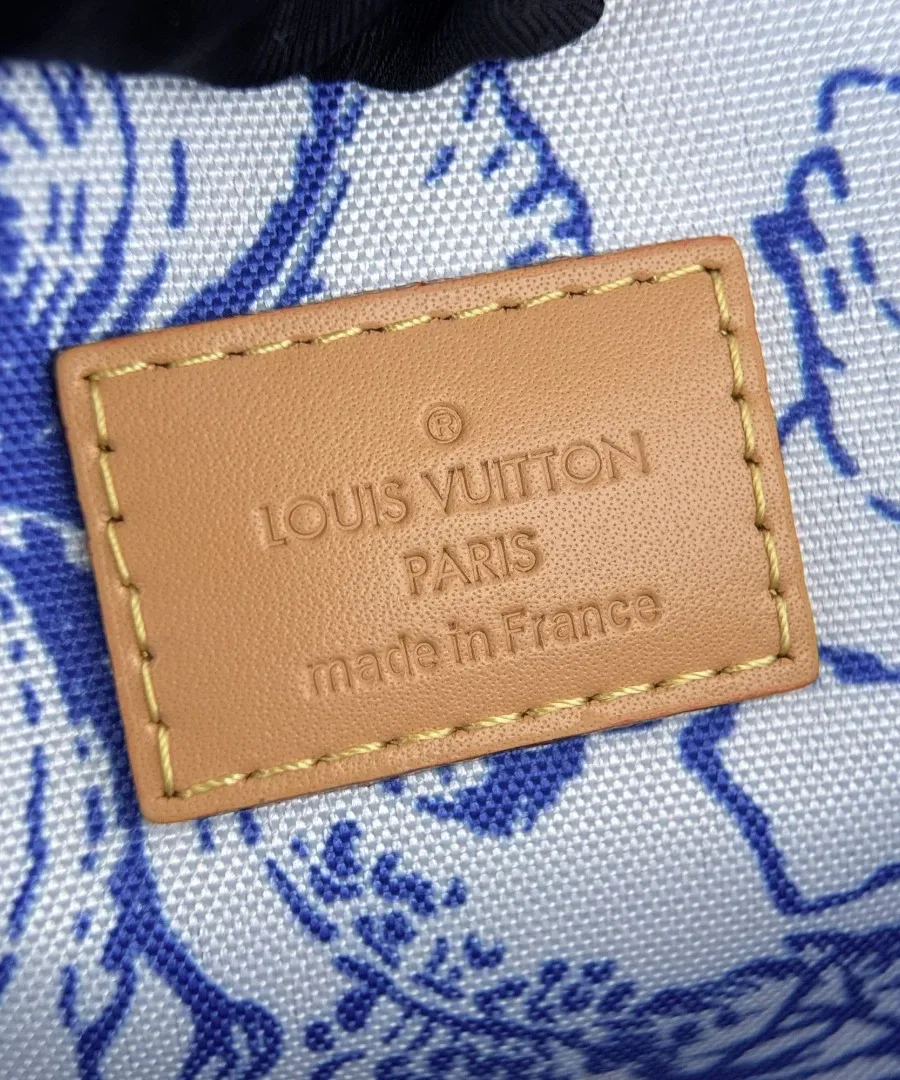 Кожаная нашивка внутри сумки с тиснением Louis Vuitton Paris made in France