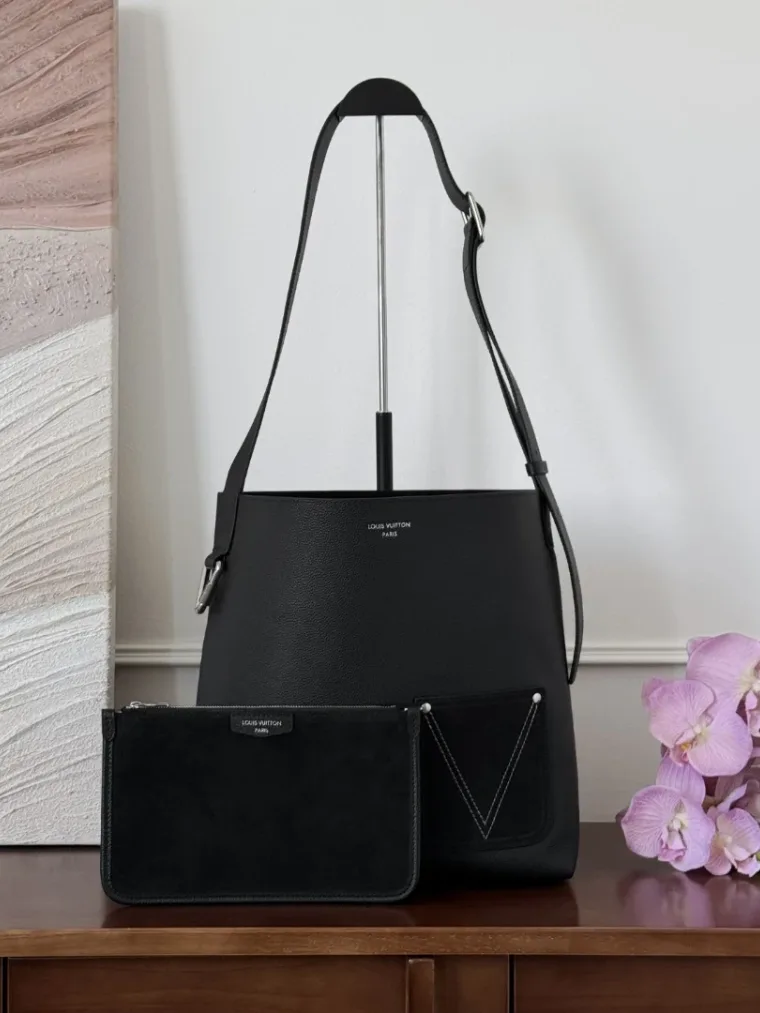 Louis Vuitton Черная кожаная сумка-хобо Hobo MM