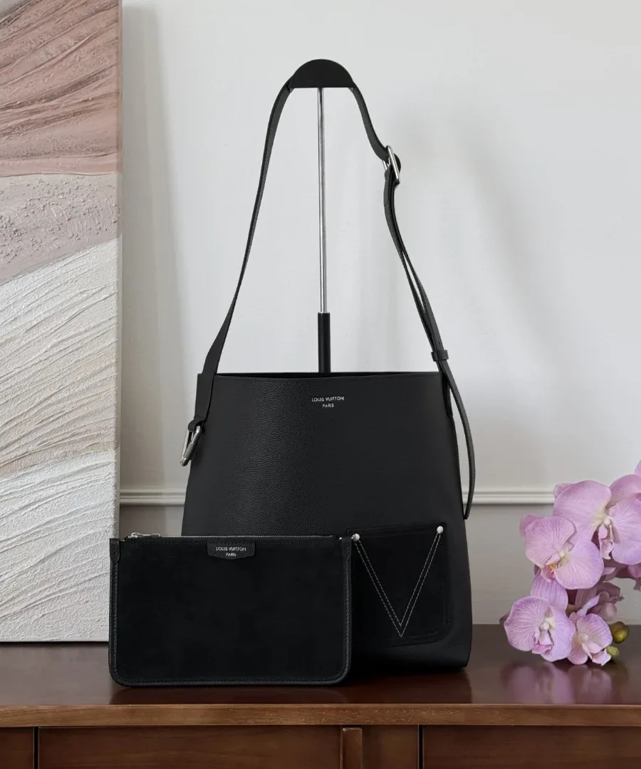 Черная кожаная сумка-хобо Louis Vuitton Hobo MM с косметичкой, вид спереди
