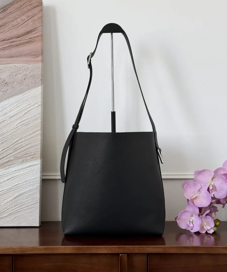 Черная кожаная сумка-хобо Louis Vuitton Hobo MM из зернистой кожи, вид сзади