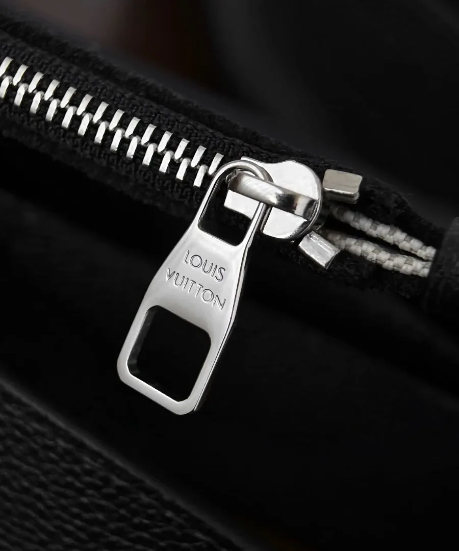 Серебристая молния и пуллер с гравировкой Louis Vuitton на косметичке