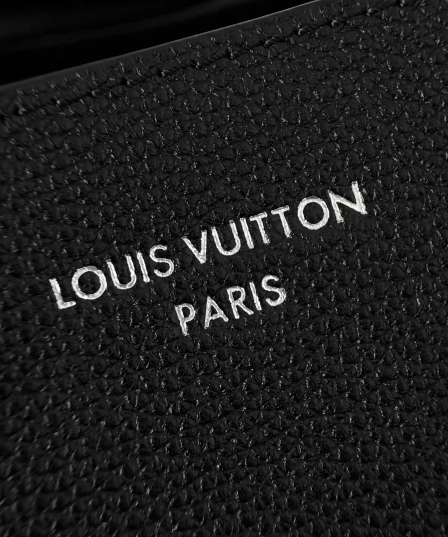 Серебристый логотип Louis Vuitton Paris на черной зернистой коже
