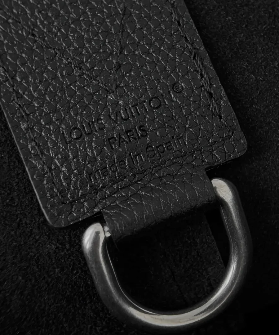 Кожаное крепление с тиснением Louis Vuitton Paris made in Spain и D-образным кольцом