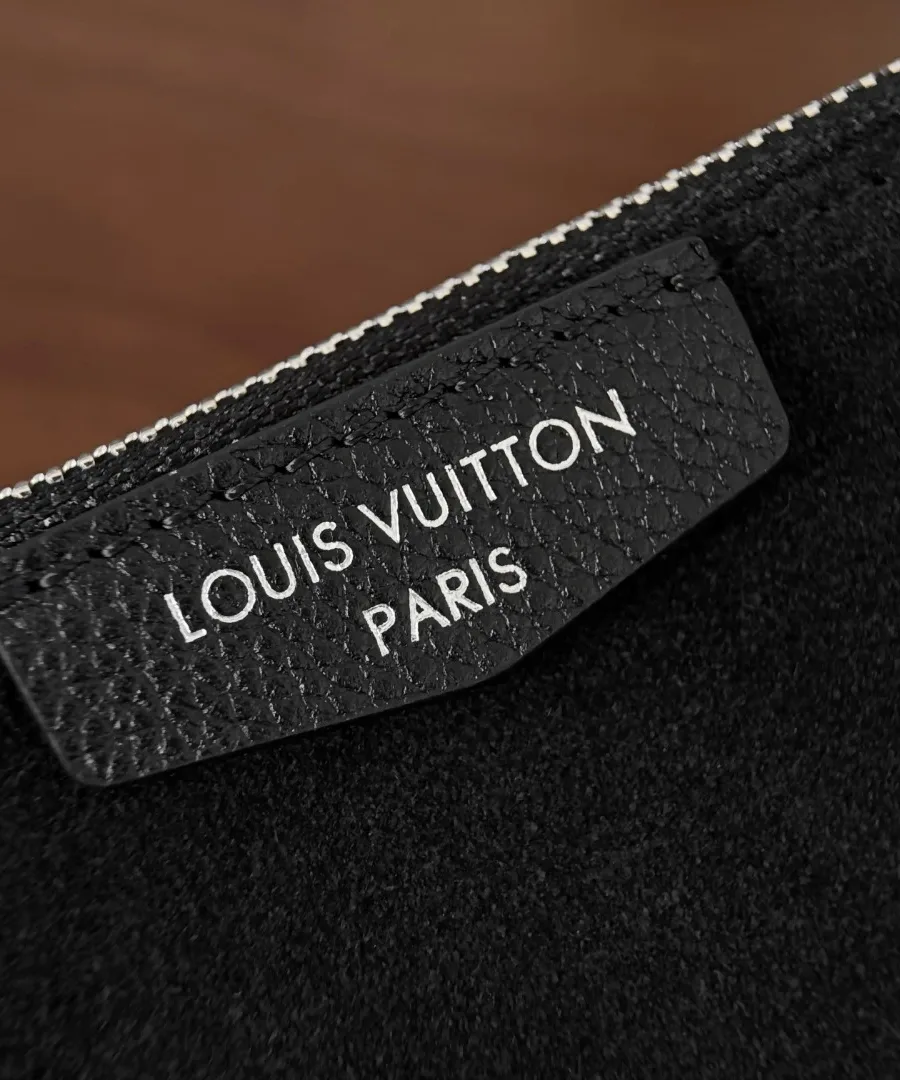 Черный кожаный клатч-косметичка с серебристым логотипом Louis Vuitton Paris