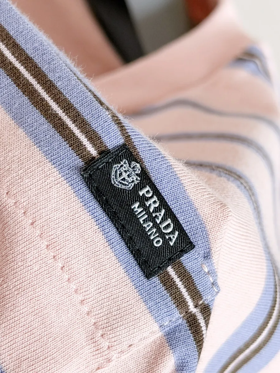 Фирменная текстильная бирка Prada Milano на кармане