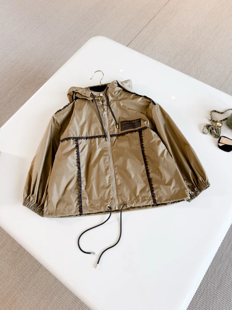 Louis Vuitton Бежевая лёгкая куртка с кружевной отделкой и капюшоном
