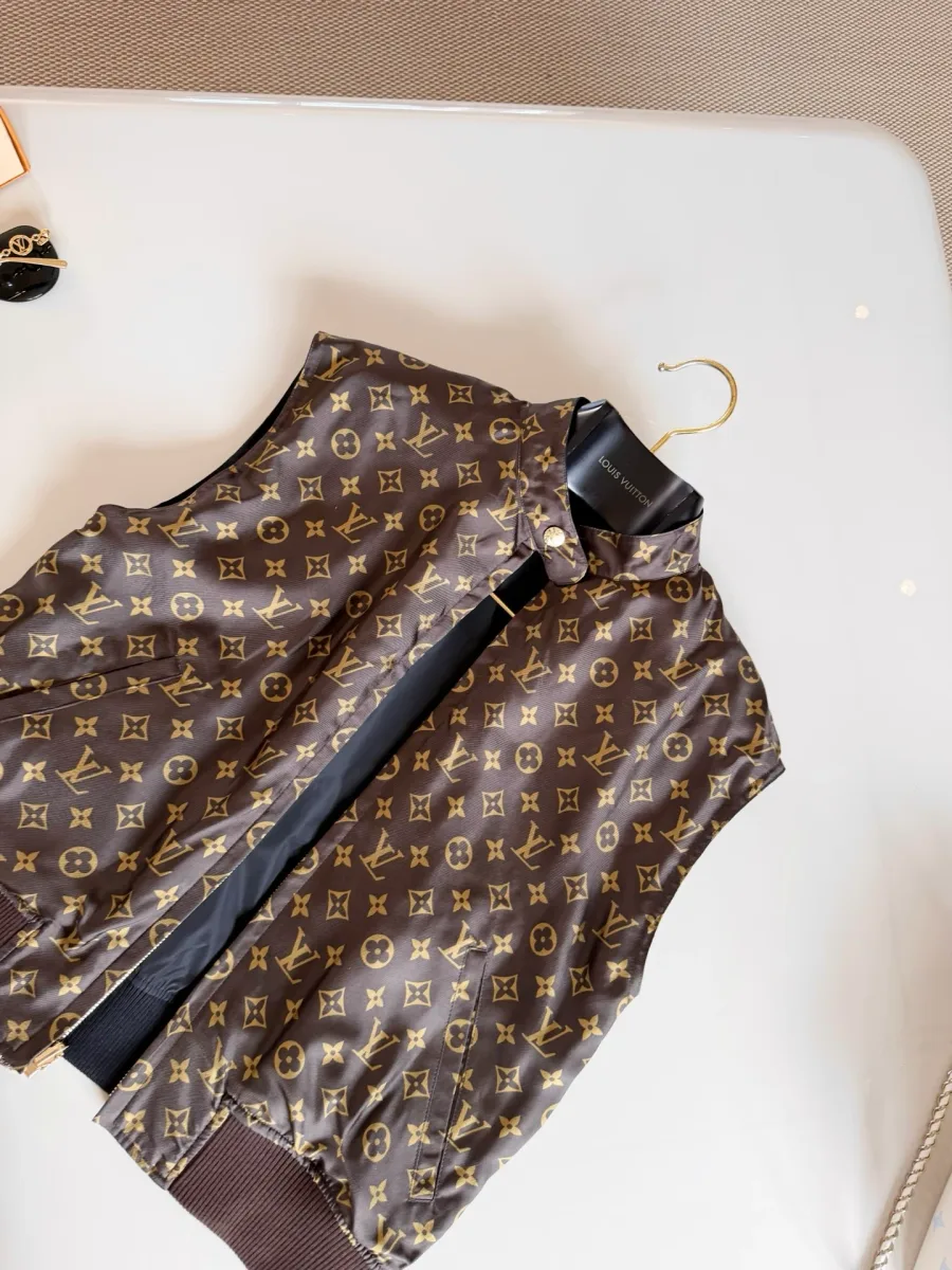 Жилет с узором Monogram, ракурс под углом