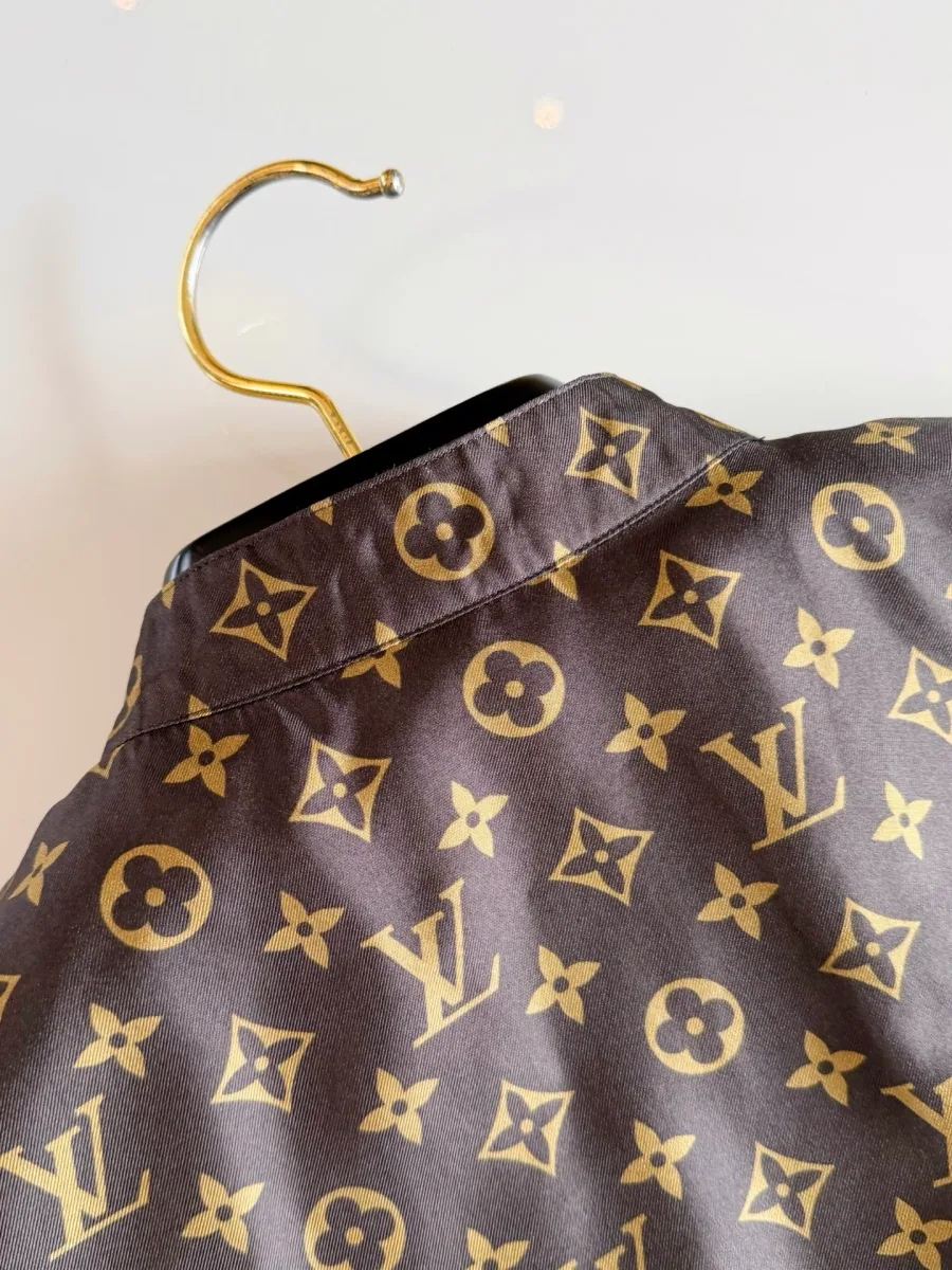 Воротник жилета с узором Monogram со стороны спинки