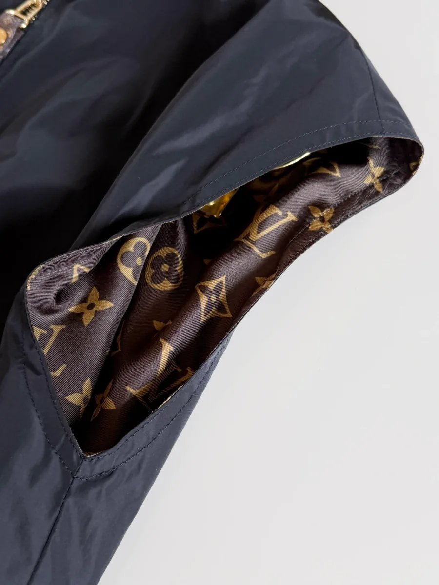 Пройма рукава, открывающая внутреннюю сторону с узором Monogram