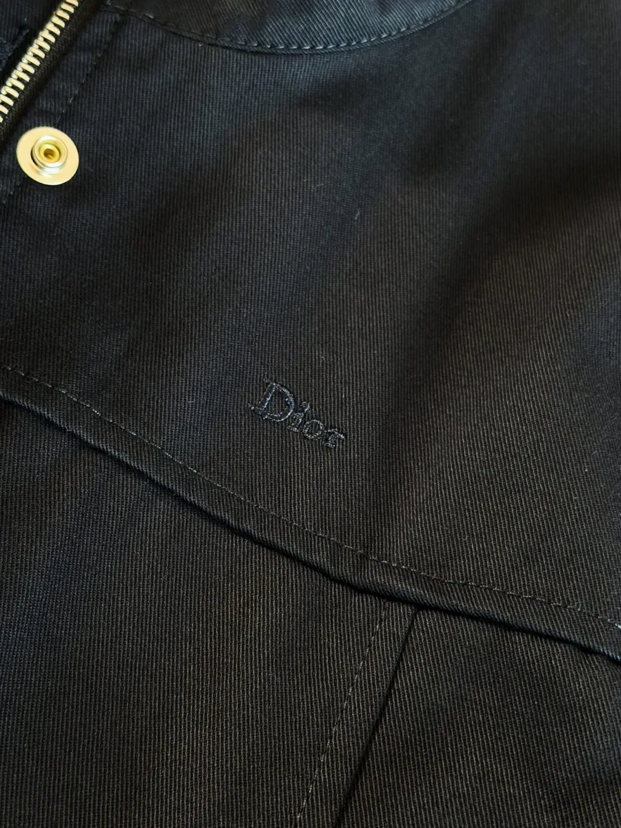 Тональная вышивка с логотипом Dior на передней полочке