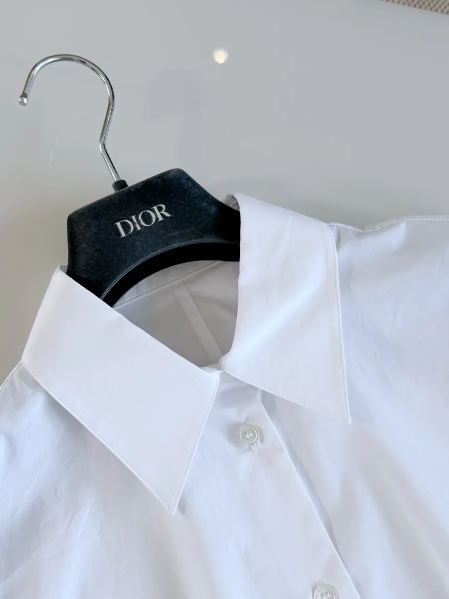 Отложной воротник белой рубашки на вешалке с логотипом Dior