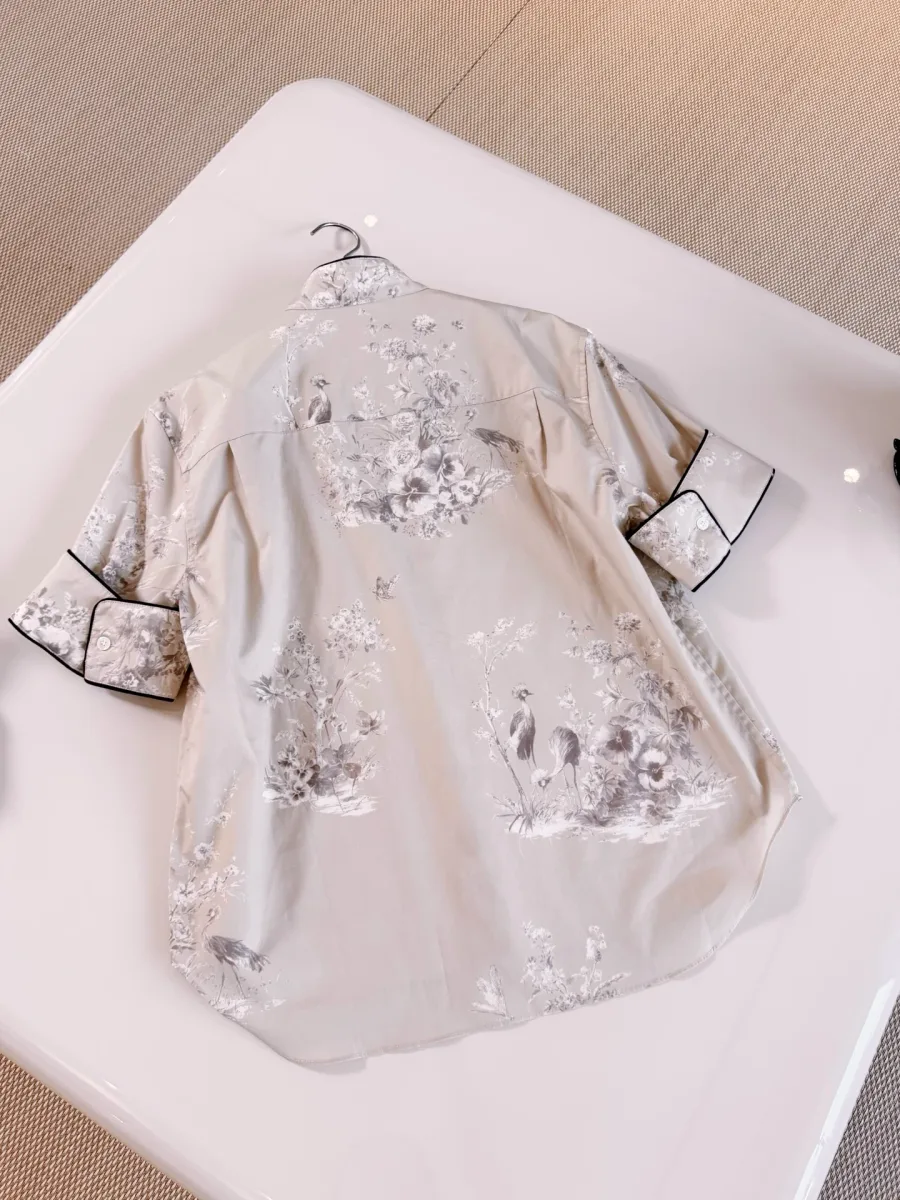 Бежевая рубашка с цветочным принтом Toile de Jouy, вид со спины