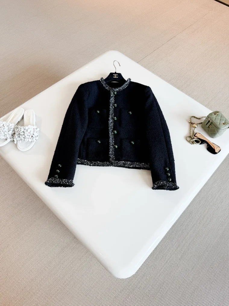 Chanel Чёрный твидовый жакет с фактурной отделкой