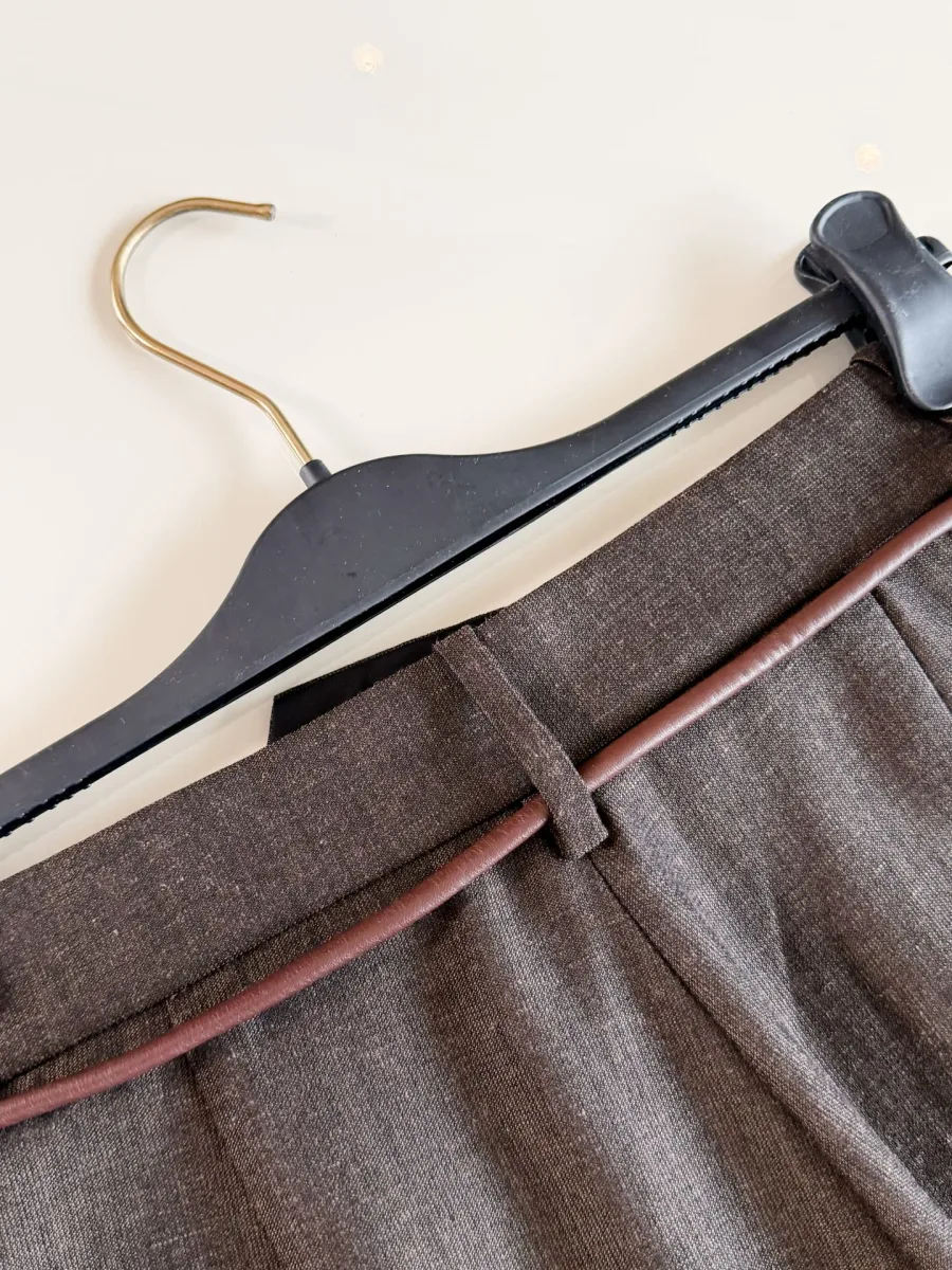 Поясная часть шорт со шлевками и кожаным шнурком