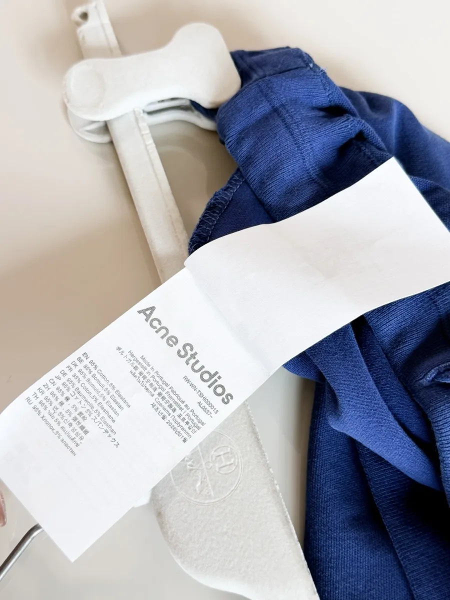 Вшивной тканевый ярлык бренда Acne Studios крупным планом