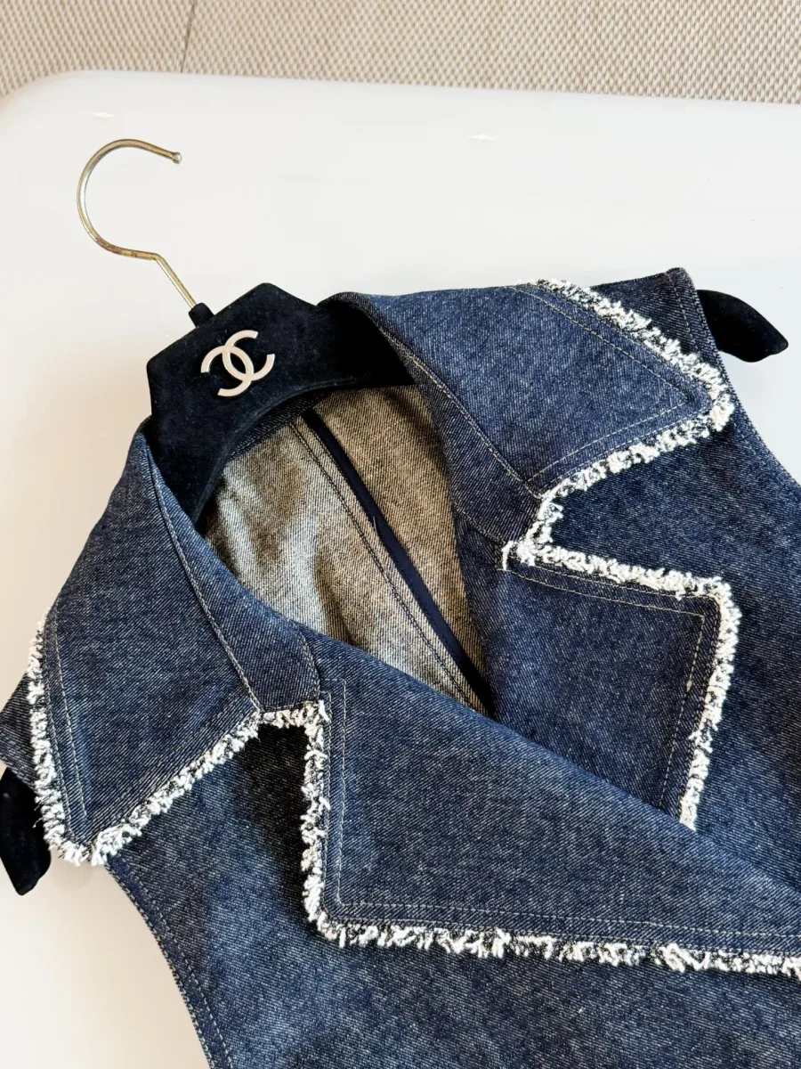 V-образный вырез и отложные лацканы с белой бахромой