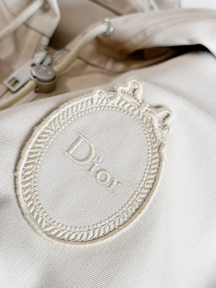 Фактурный вышитый медальон с логотипом Dior на груди