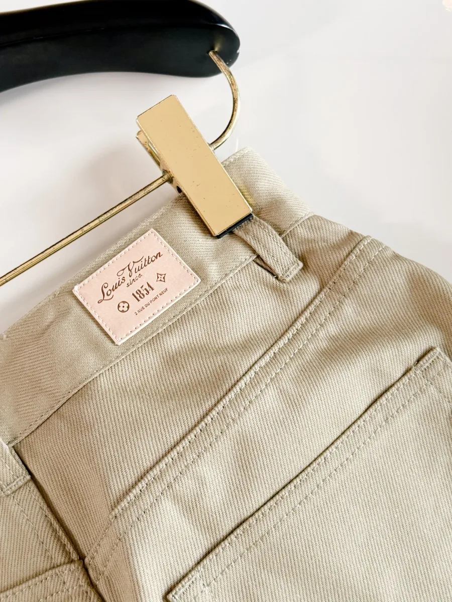 Кожаный патч Louis Vuitton 1854 на поясе сзади, крупный план