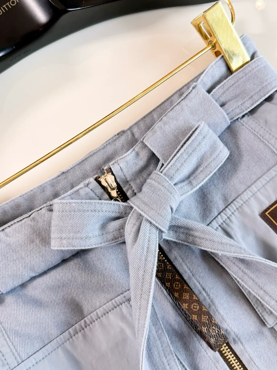 Вид на шлевки для пояса Louis Vuitton