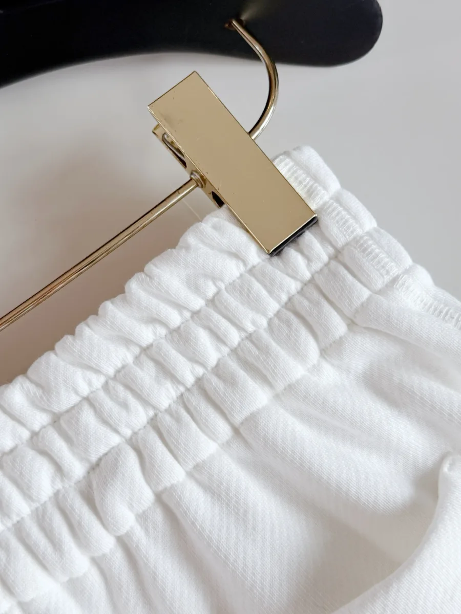 Нижний край штанины белых шорт Louis Vuitton