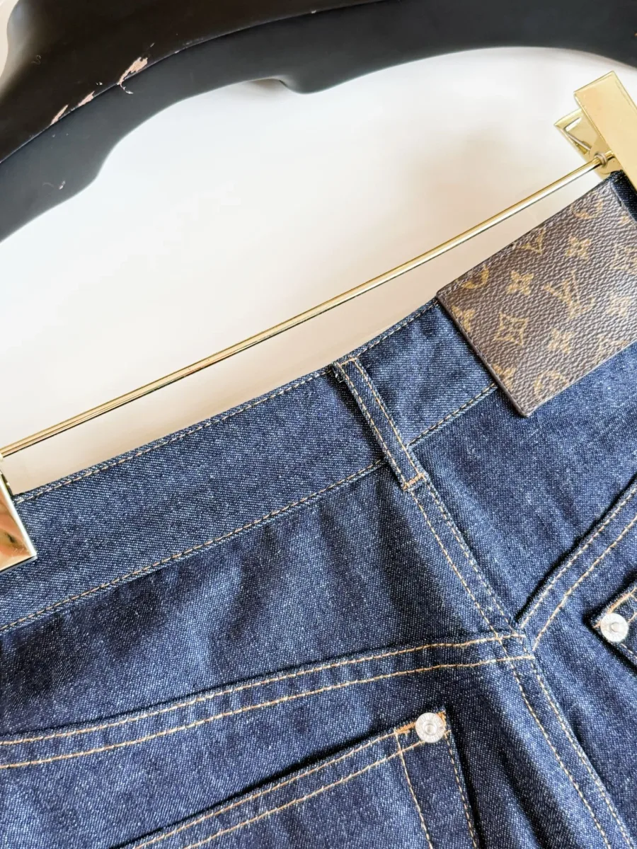 Кожаная нашивка Monogram на задней части пояса джинсовых бермуд