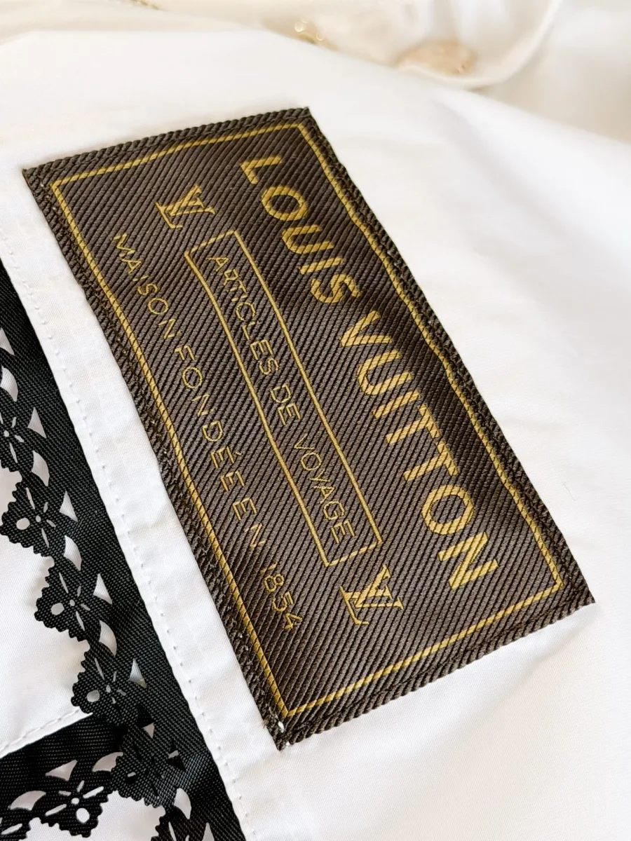 Прямоугольная нашивка Louis Vuitton с чёрным кружевным кантом