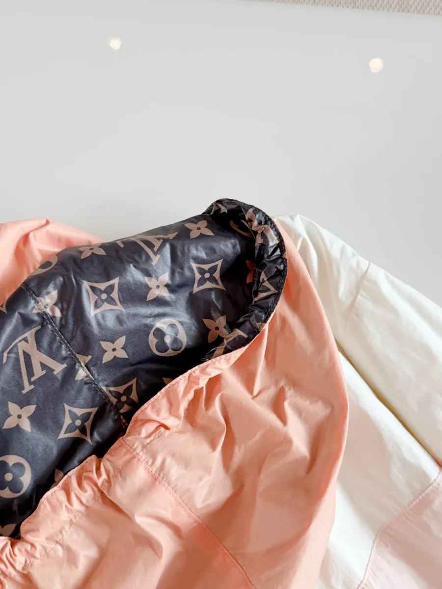 Подкладка капюшона куртки с фирменным узором Monogram крупным планом
