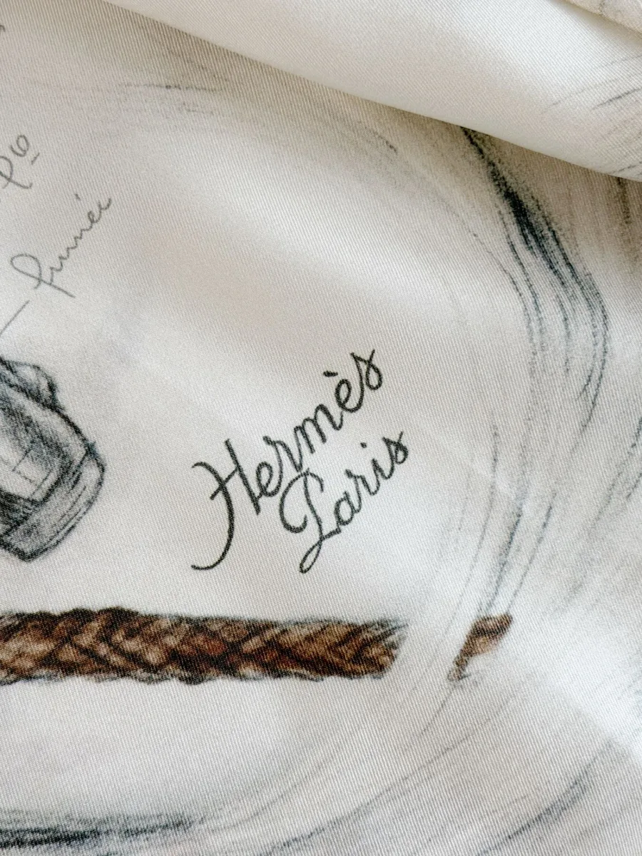 Фрагмент шёлковой ткани с надписью Hermes Paris