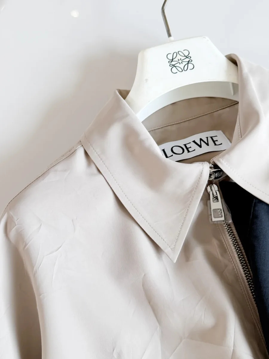 Верх куртки с воротником, молнией и брендовой биркой Loewe