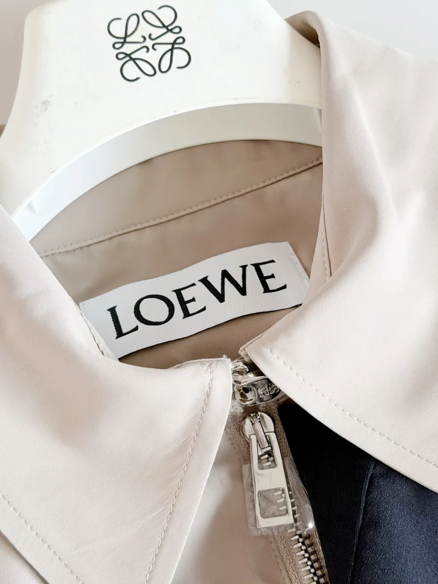 Бирка Loewe на внутренней стороне воротника и металлическая молния